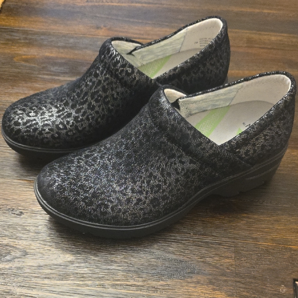 Stylish Black Patterned Mules